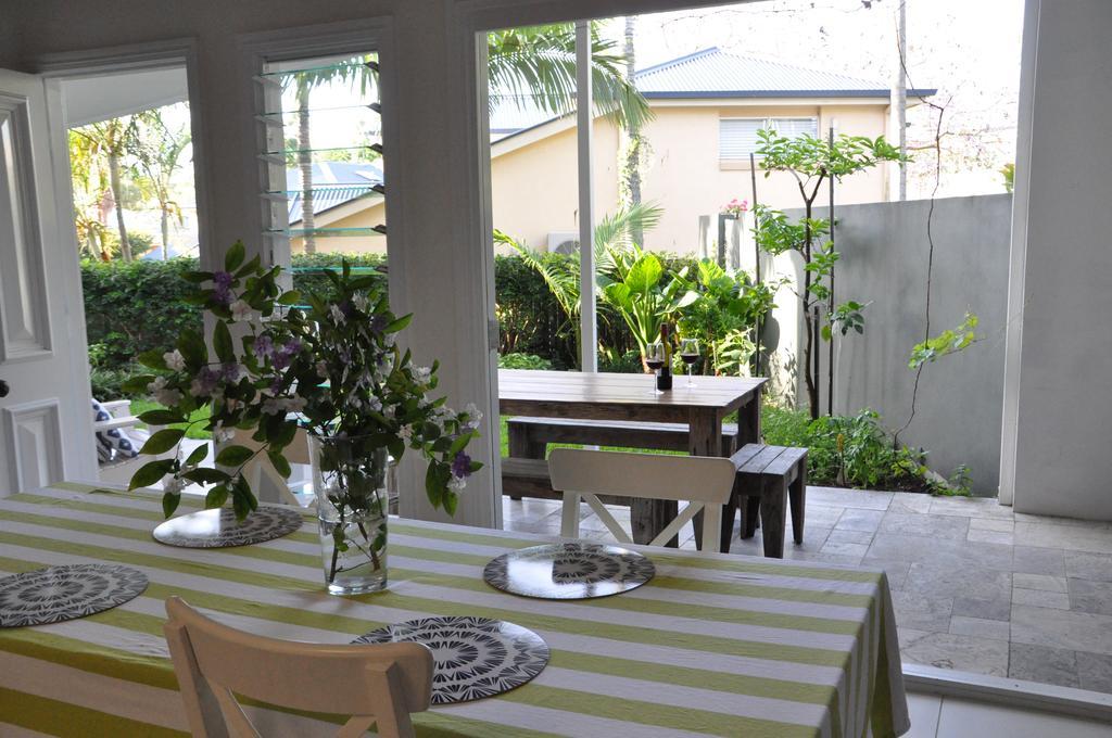 Modern 3 Bedroom Apartment In Traditional Queenslander , Patio, Leafy Yard, Pool Брісбен Екстер'єр фото