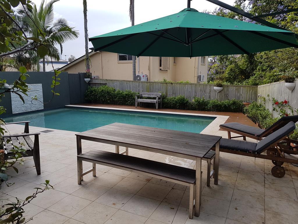 Modern 3 Bedroom Apartment In Traditional Queenslander , Patio, Leafy Yard, Pool Брісбен Екстер'єр фото